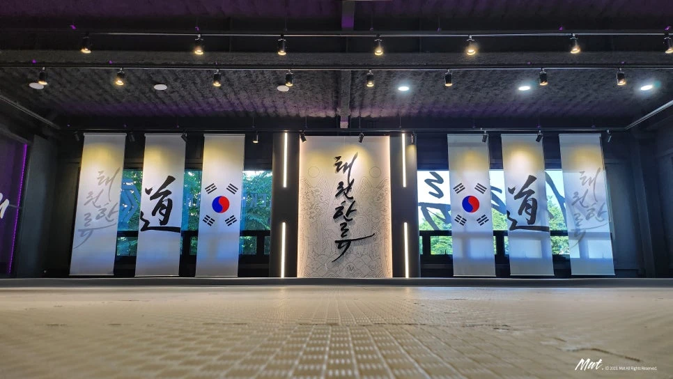 태극기와 한글 서예를 창면에 적용한 태권한류 공간 브랜딩