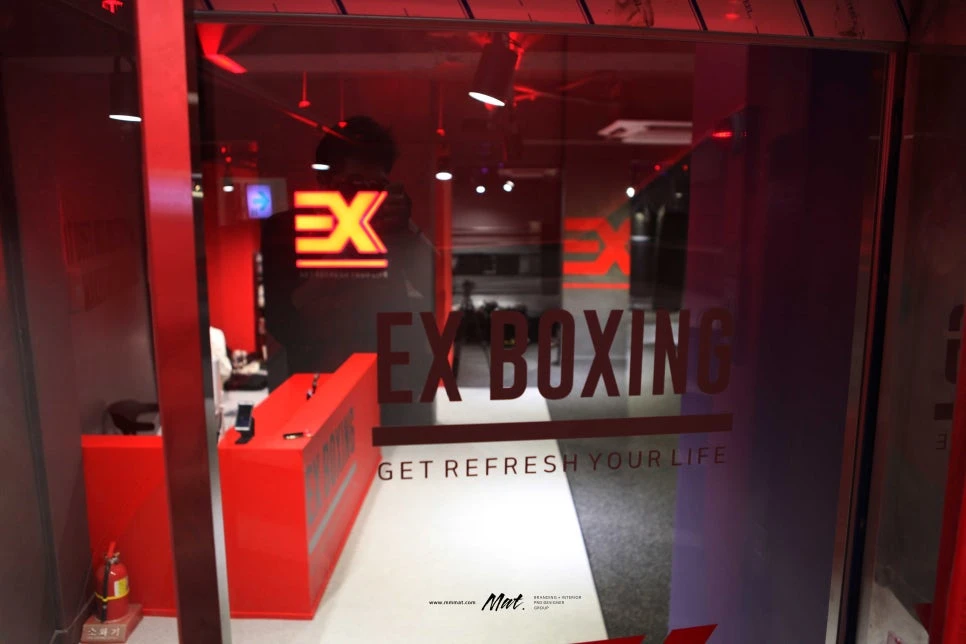 EX BOXING 그래픽이 적용된 유리 출입문과 내부 인포데스크