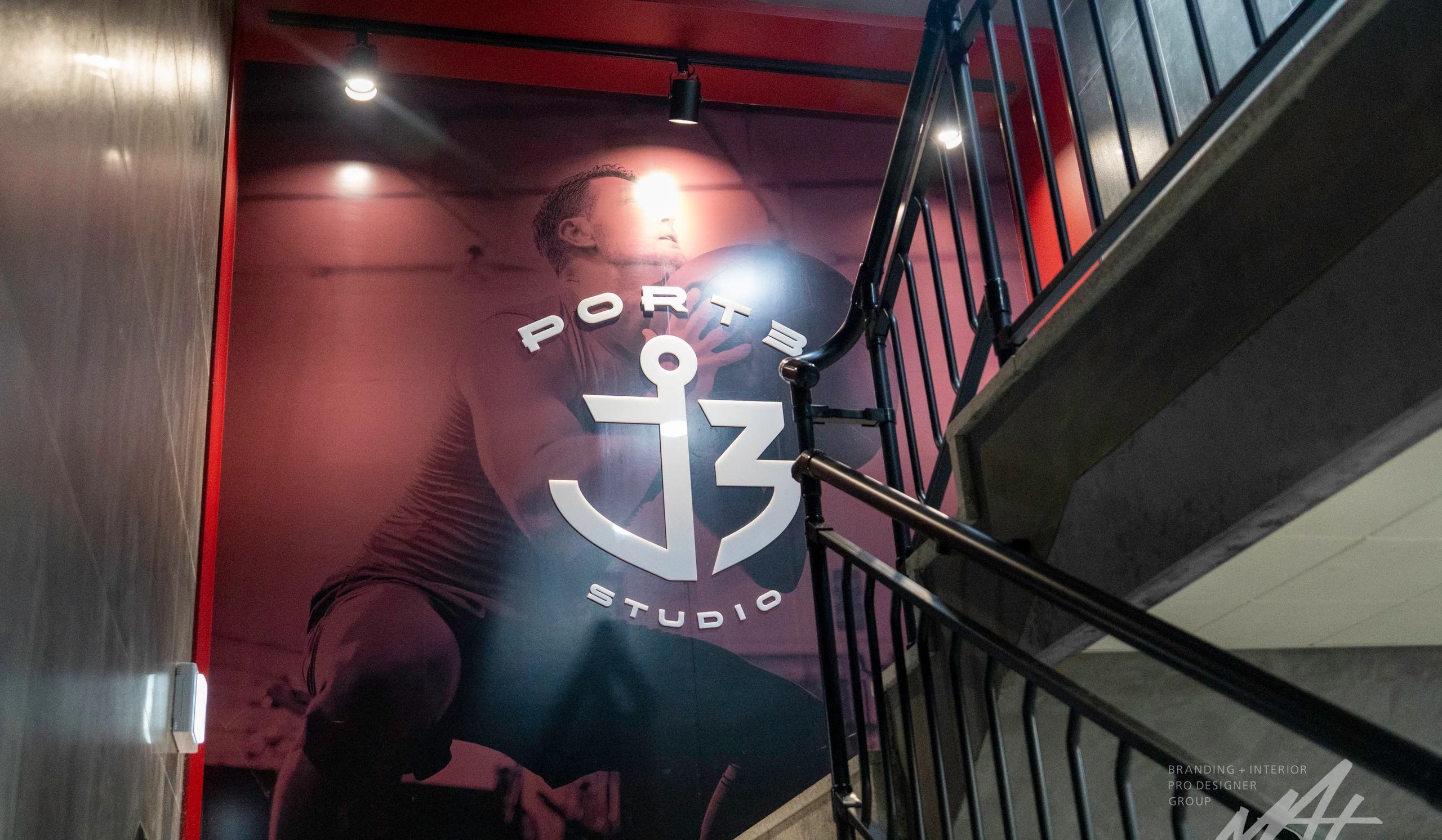 세종 PORT3 크로스핏 박스 — 입구에서 만나는 심볼