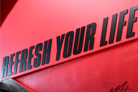 EX복싱 레드 벽면의 REFRESH YOUR LIFE 입체 문자