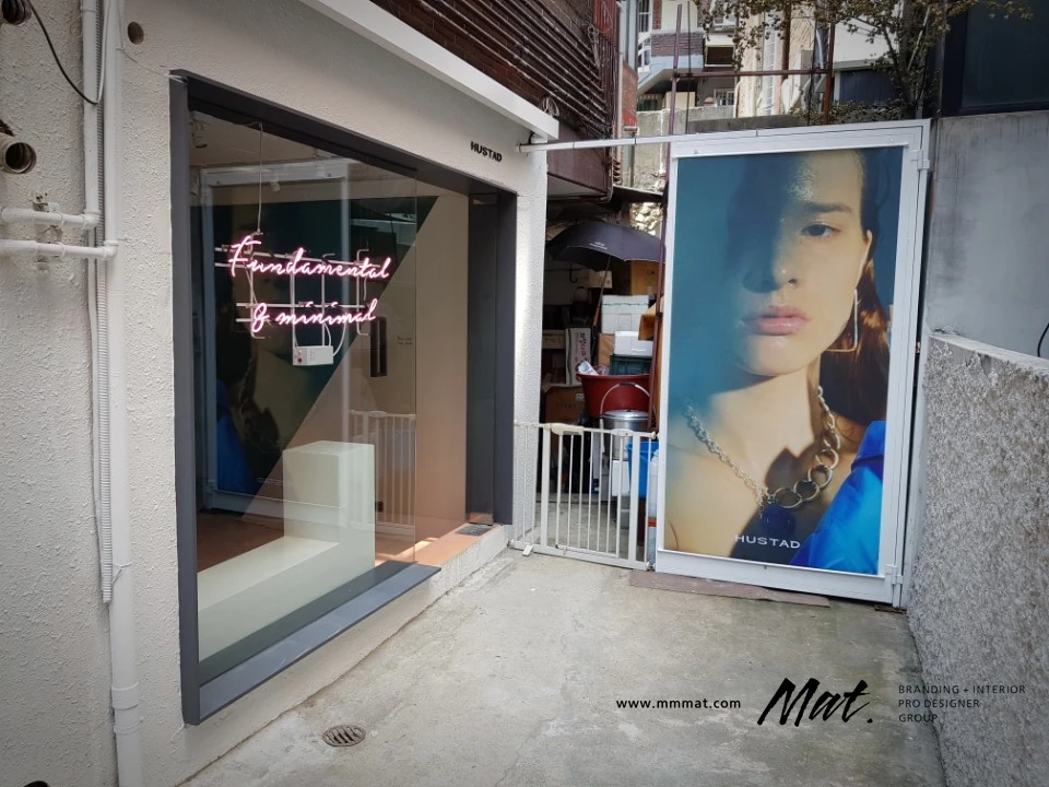 대형 주얼리 모델 비주얼이 설치된 후스타트 HUSTAD 외관