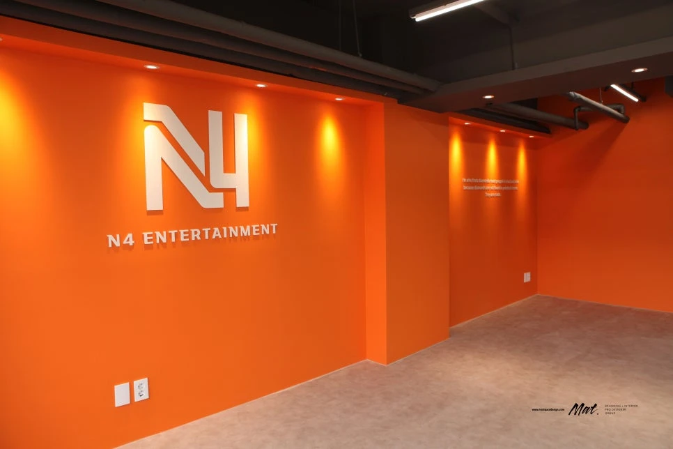 오렌지 포인트 벽면이 돋보이는 N4 엔터테인먼트 사무실