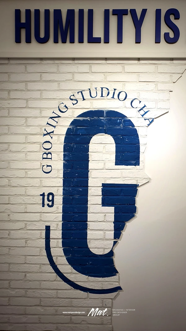 화이트 파벽돌 벽면에 페인팅된 G복싱 BI