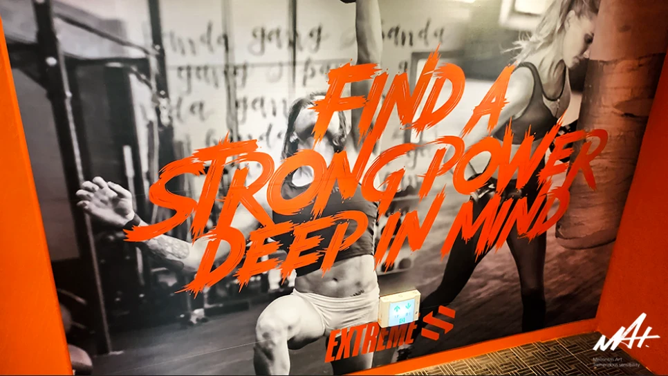 FIND A STRONG POWER DEEP IN MIND 슬로건을 적용한 익스트림S 벽면
