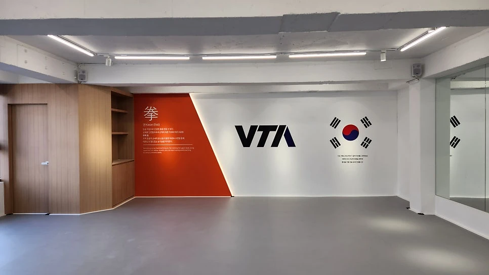 VTA 개포수련관 3층 권 수련관의 붉은색 그래픽과 수련 공간