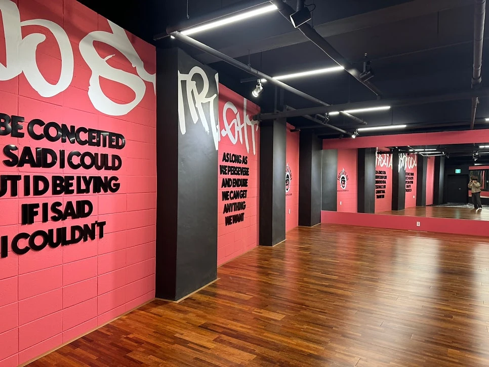 GOST Go Straight 그래픽이 이어지는 체육관 복도