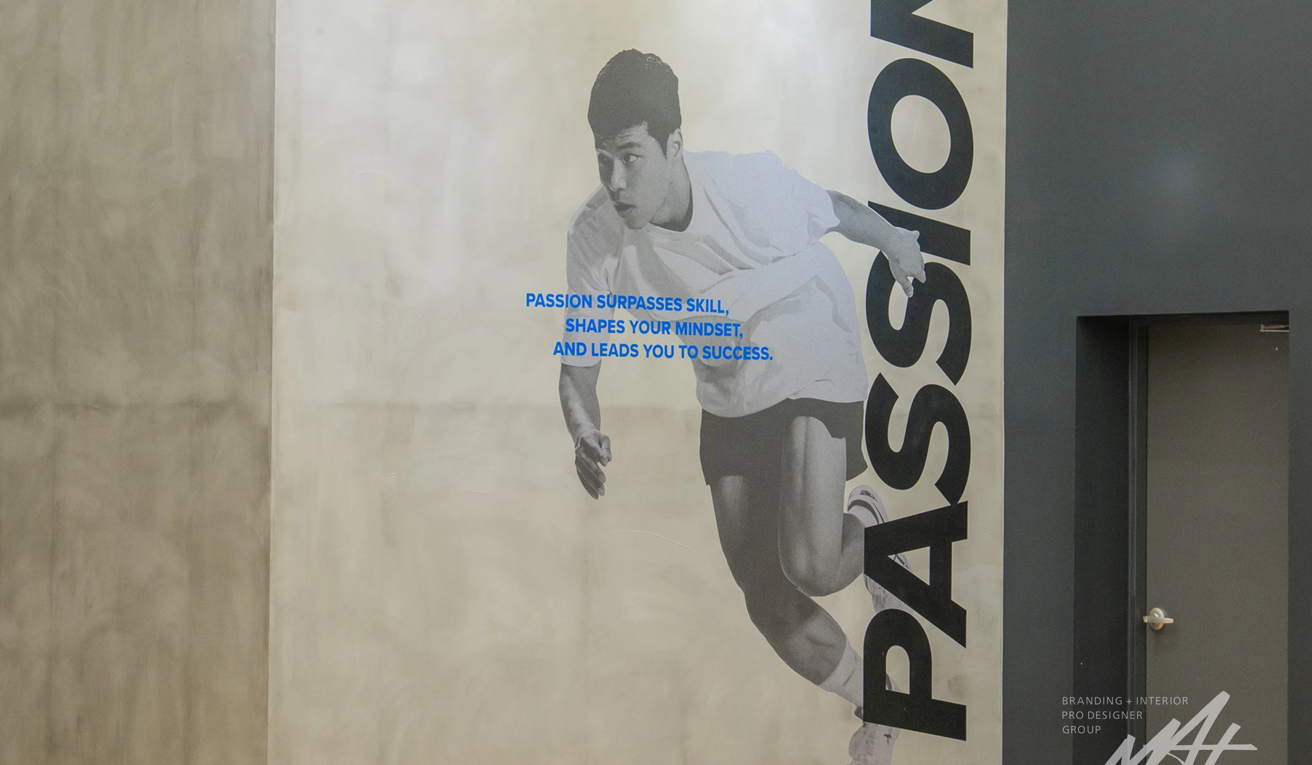 패스 체대입시 대치점 — 학생 이미지와 PASSION 그래픽