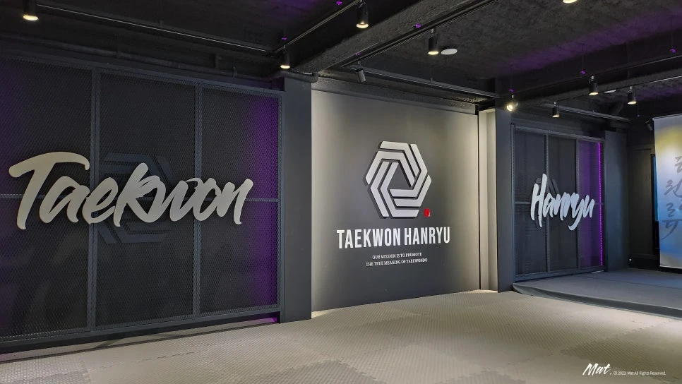 태권한류 로고와 Taekwon Hanryu 그래픽이 보이는 성남 태권도장 내부