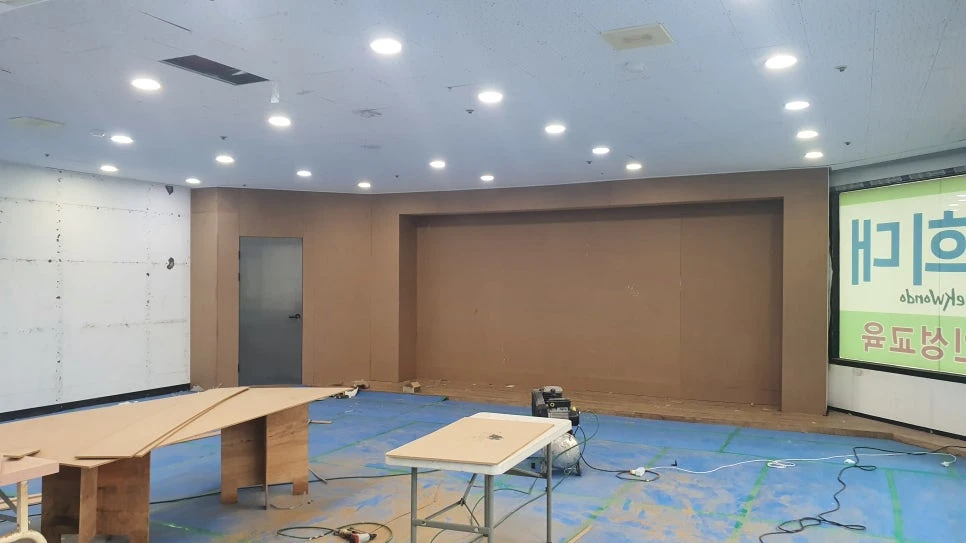 포올 태권도장 벽체와 수납 구조를 정리하는 시공 현장