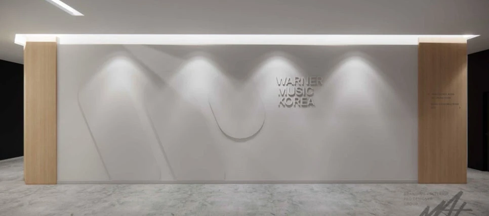 워너뮤직코리아 리셉션의 기존 W 로고와 브랜드 표기