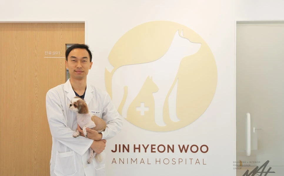 진현우 원장과 병원 BI 로고월