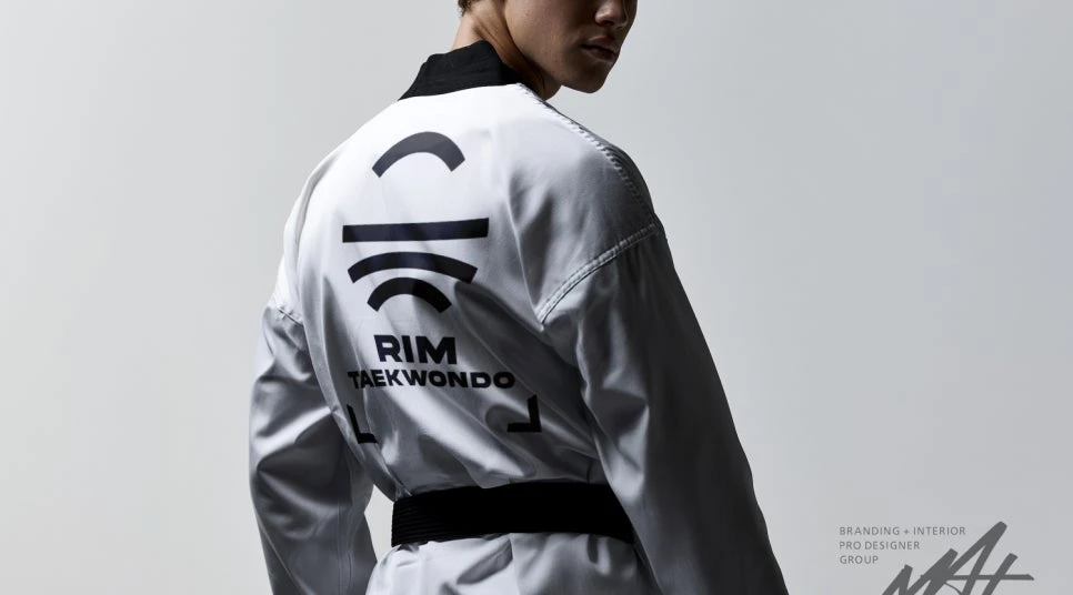 림 태권도 심벌과 RIM TAEKWONDO 로고를 적용한 도복 디자인