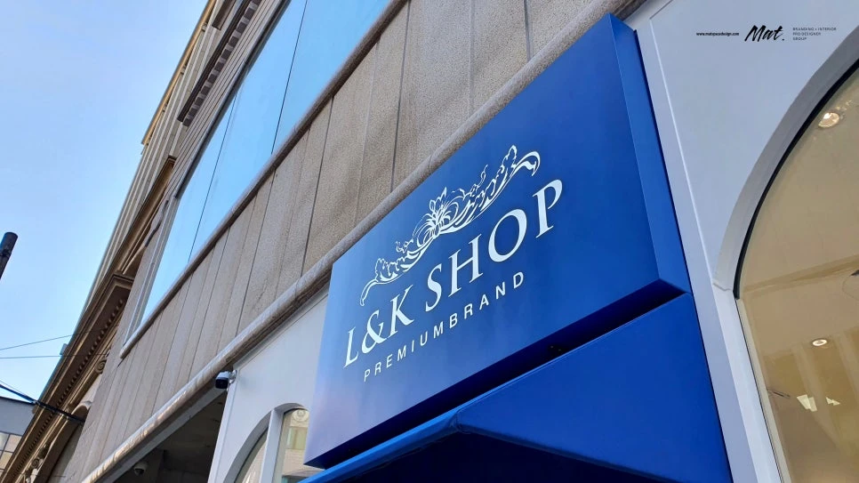 L&K SHOP 로고와 PREMIUM BRAND 문구가 적용된 로열 블루 간판