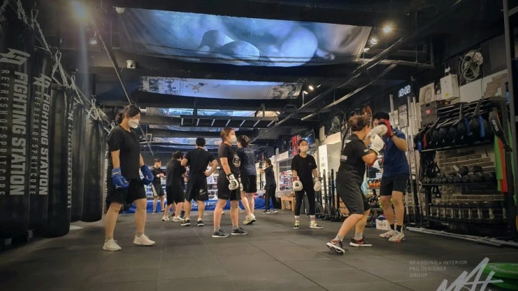 파이팅스테이션 복싱 수련 공간과 회원 운동 모습