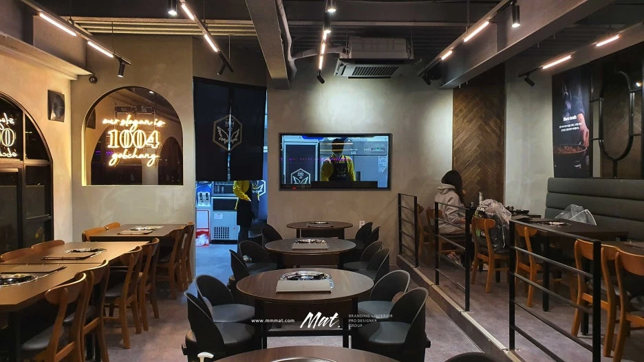 천사곱창 브랜드 철학 그래픽과 홀 좌석