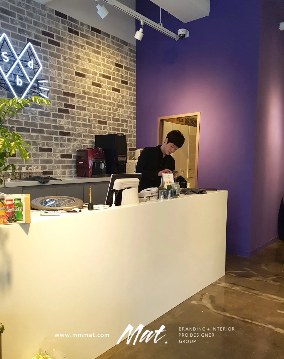 대리석 안내데스크와 보라색 브랜드 벽이 있는 쑤앙드보떼