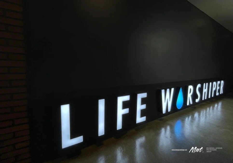 복도에 설치한 라이프워시퍼 서울본사 LED 간판