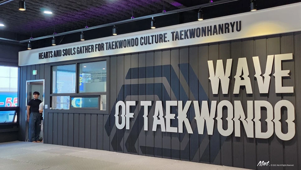 WAVE OF TAEKWONDO 대형 타이포그래피를 적용한 태권한류 수련장 벽면