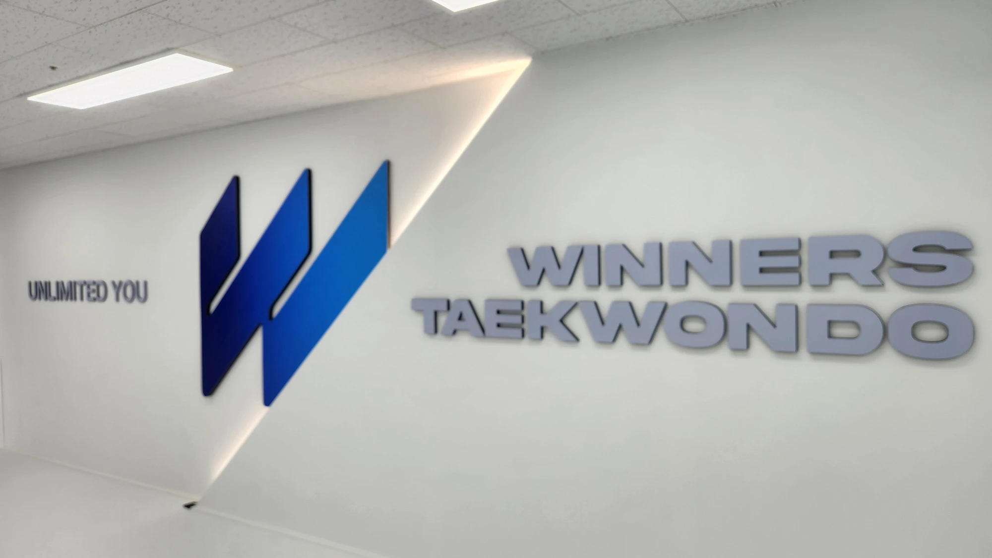 위너스 태권도 로고와 브랜드 메시지