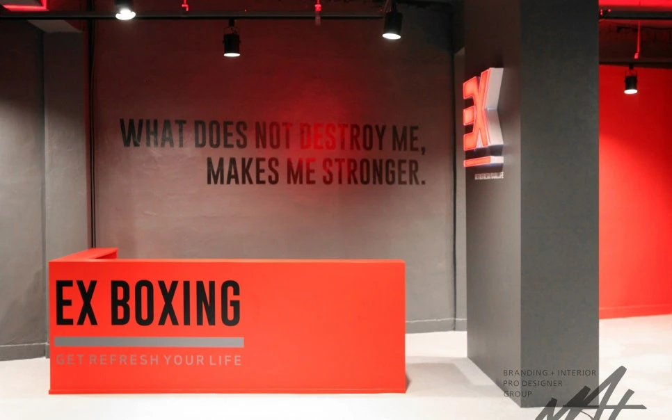 EX BOXING 로고가 적용된 레드 인포데스크와 벽면 문구