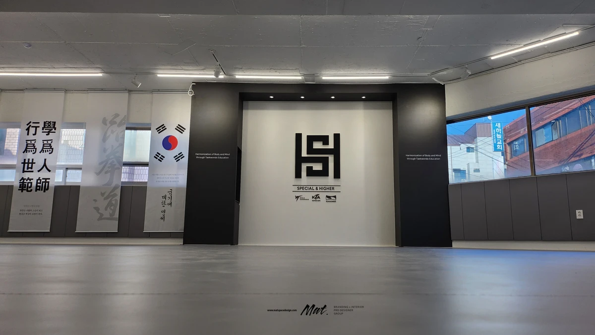 수원 SH 태권도장 창호와 브랜드 월이 보이는 완공 수련장