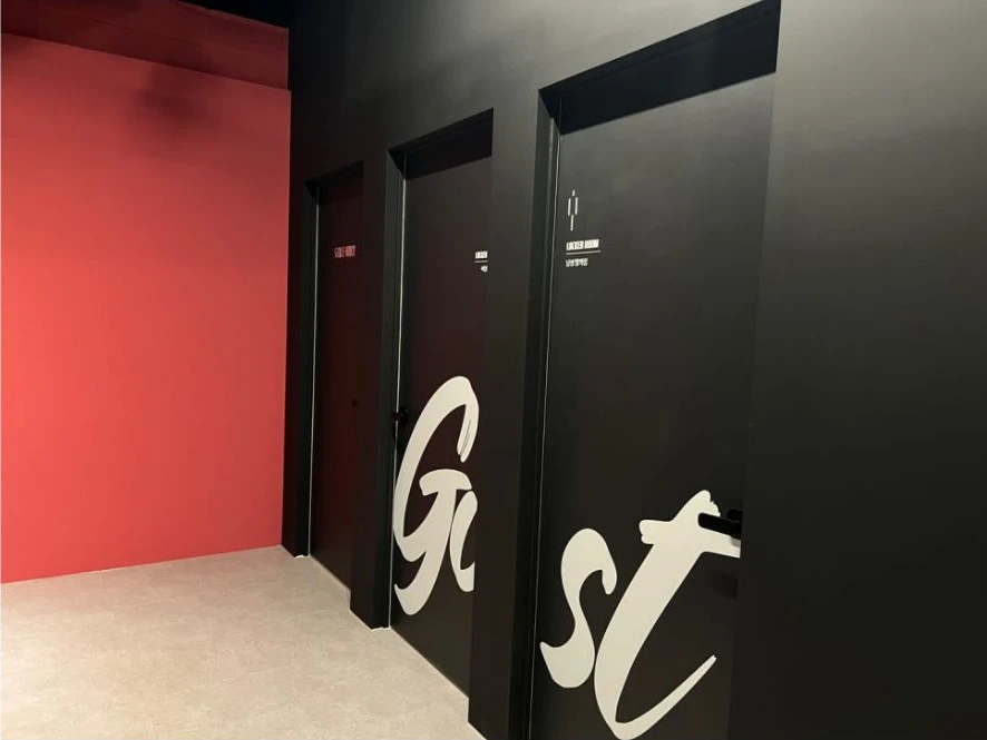 GO와 ST 그래픽을 적용한 GOST 강의실 출입문