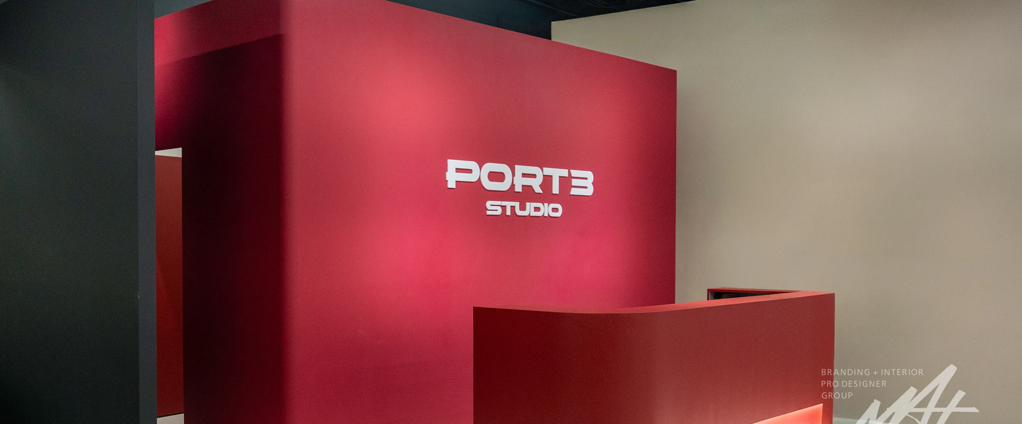 PORT3 크로스핏 박스의 버건디 리셉션과 로고