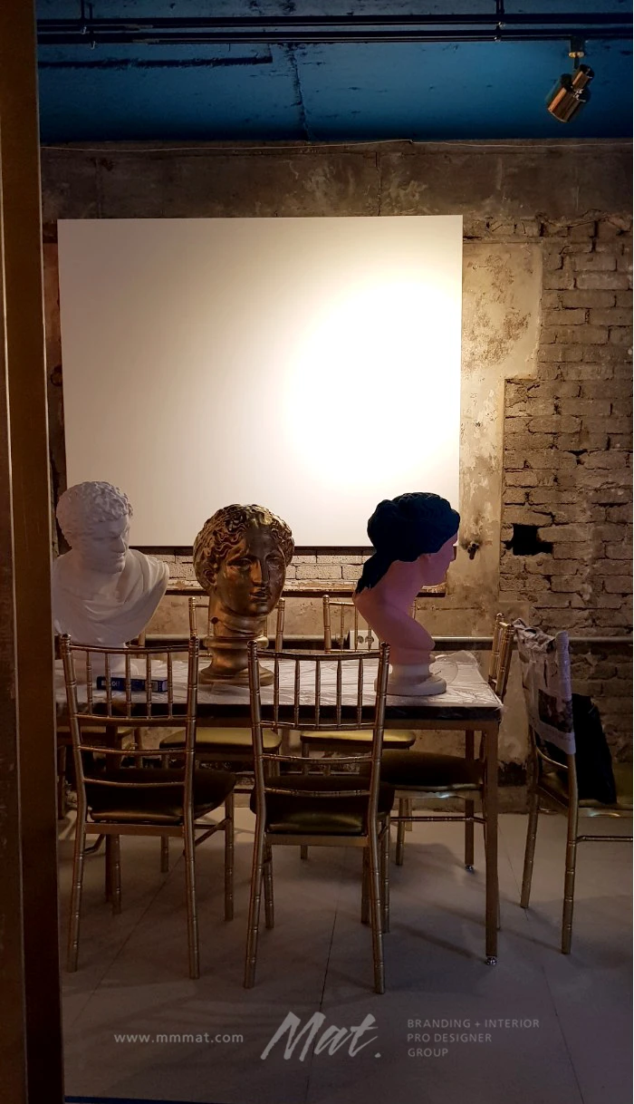 기존 벽돌 질감을 살린 이태원 레스토랑 좌석 공간