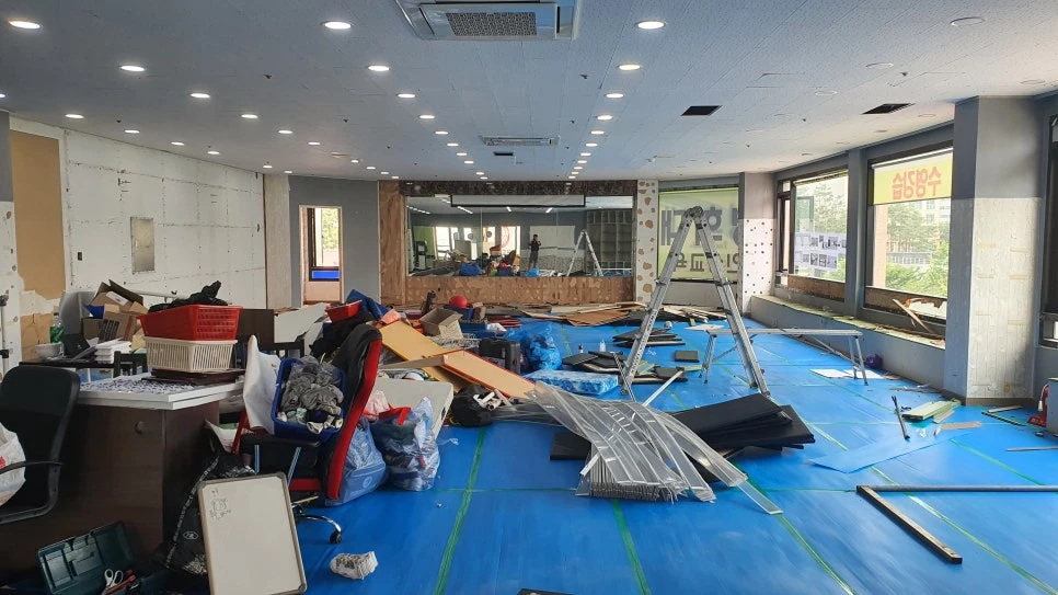 기존 매트를 보양하고 철거 중인 파주 포올 태권도장 현장