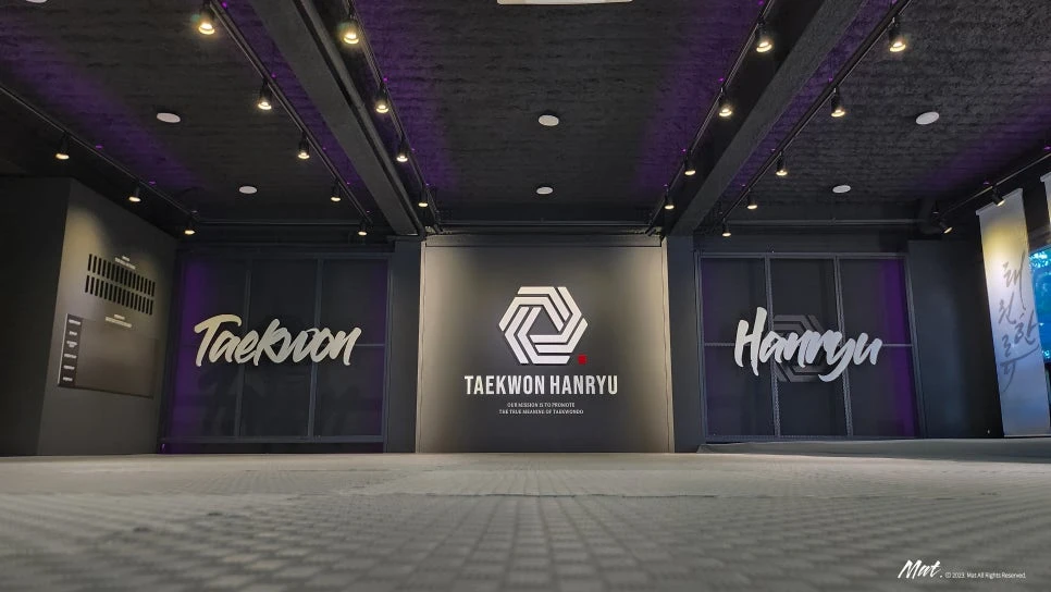 Taekwon과 Hanryu 그래픽 패널이 마주 보는 성남 태권한류 본관 수련장