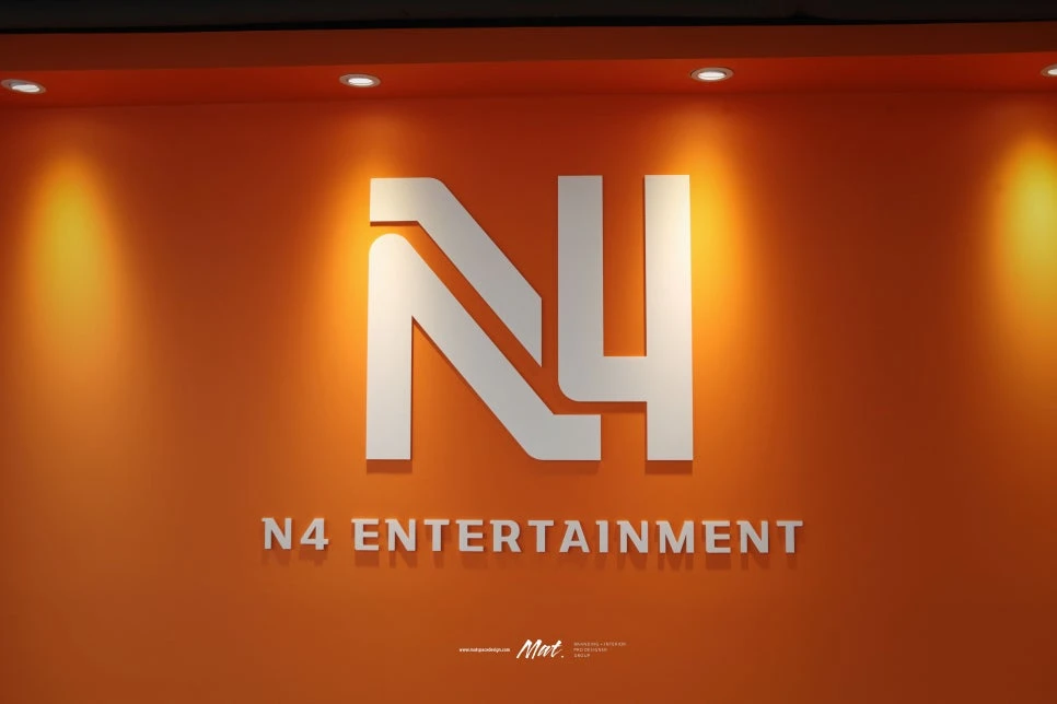 N4 엔터테인먼트 BI 사인을 적용한 감각적인 사무실 공간