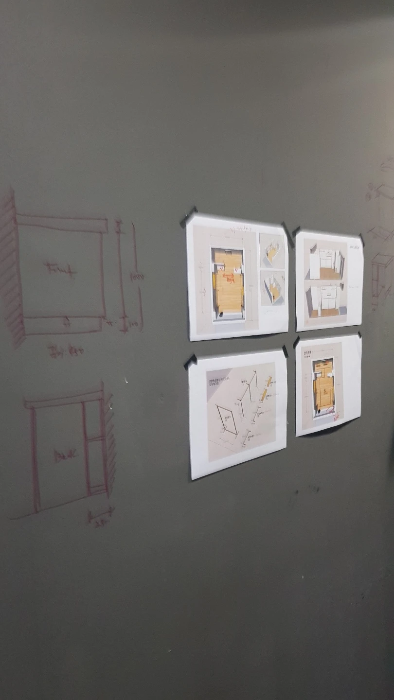 현장 벽면에 부착한 더 모먼트 매장 디자인 스케치