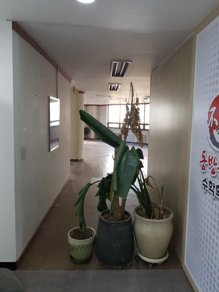 시공 전 출입문이 없던 아이디얼 필라테스 현장 입구