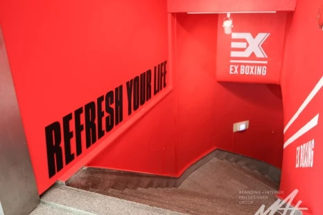 EX복싱의 레드 계단 벽면과 REFRESH YOUR LIFE 문구