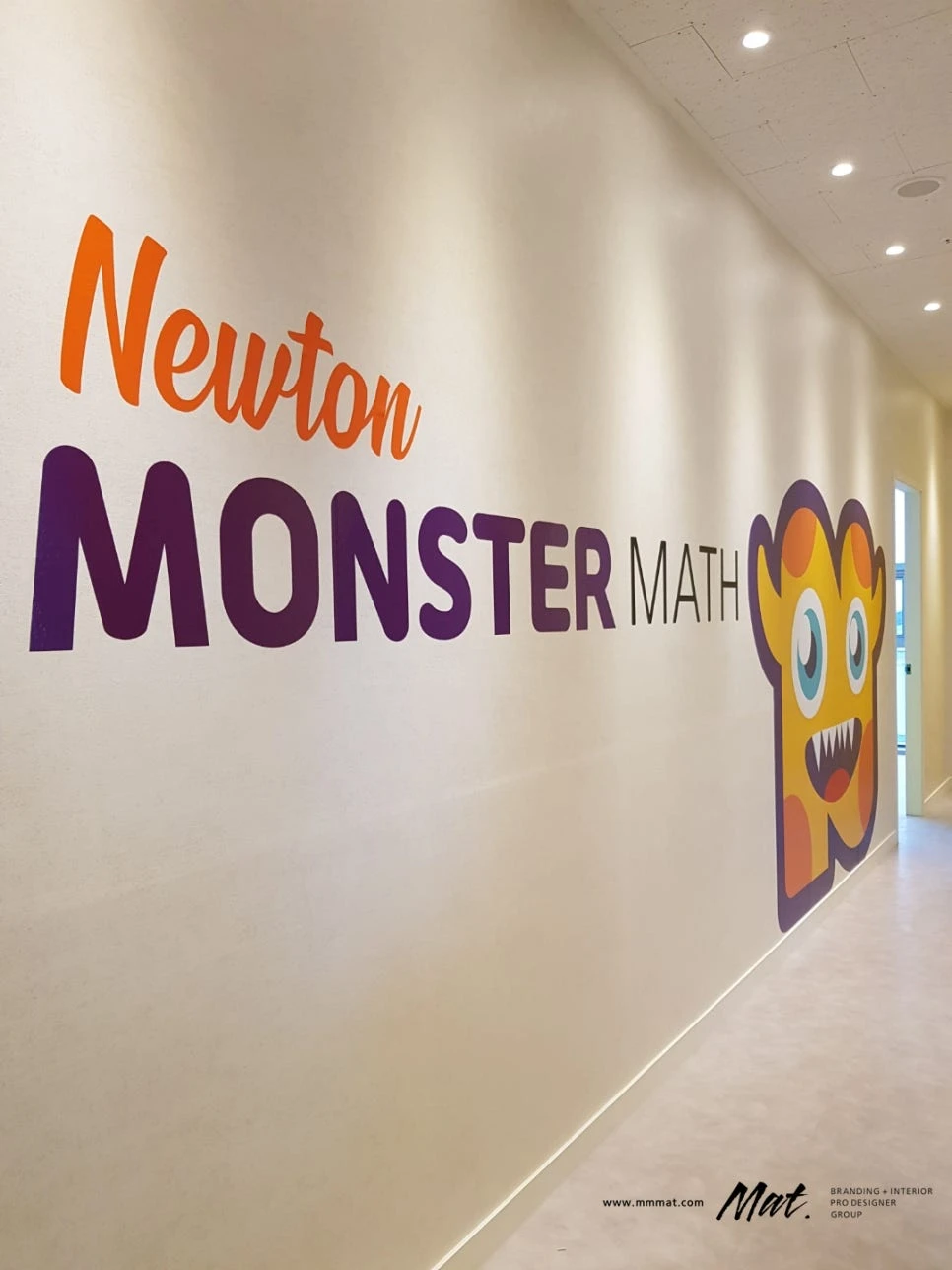 Newton Monster Math 로고와 캐릭터 그래픽 벽