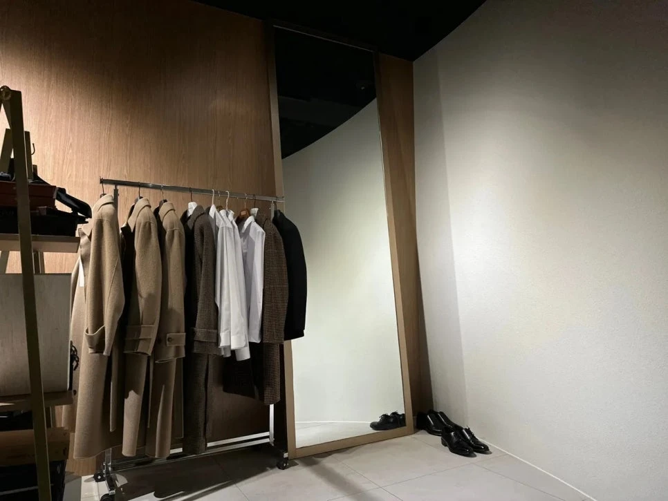 빌리언즈테일러 대여복과 전신 거울이 있는 피팅 존