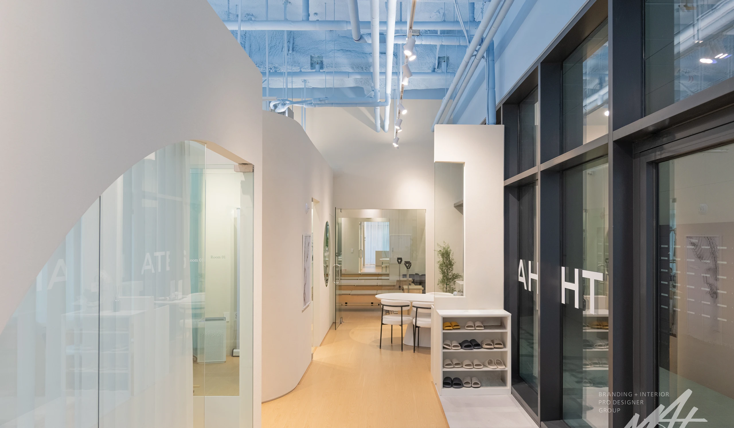 더함 필라테스 스타필드 운정점 — 입구에서 이어지는 공간 동선