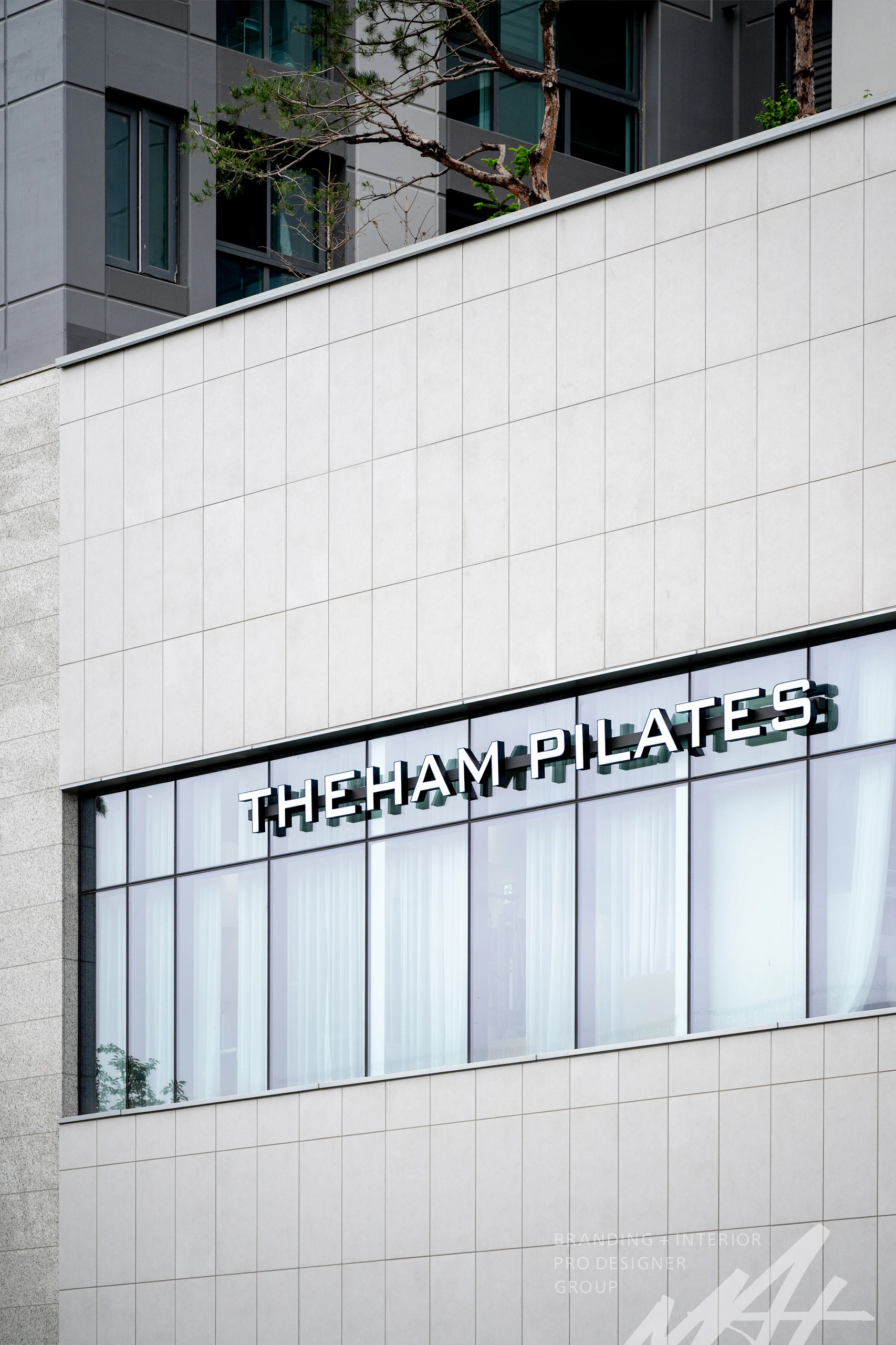 더함 필라테스 스타필드 운정점 — 외부에서 읽히는 더함의 사인